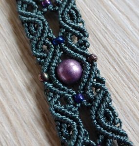 Makrame narukvica sa kabošonom