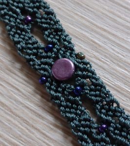 Makrame narukvica sa kabošonom naličje