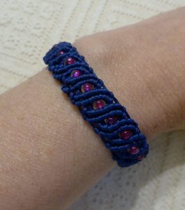 Makrame narukvica Wavy with beads