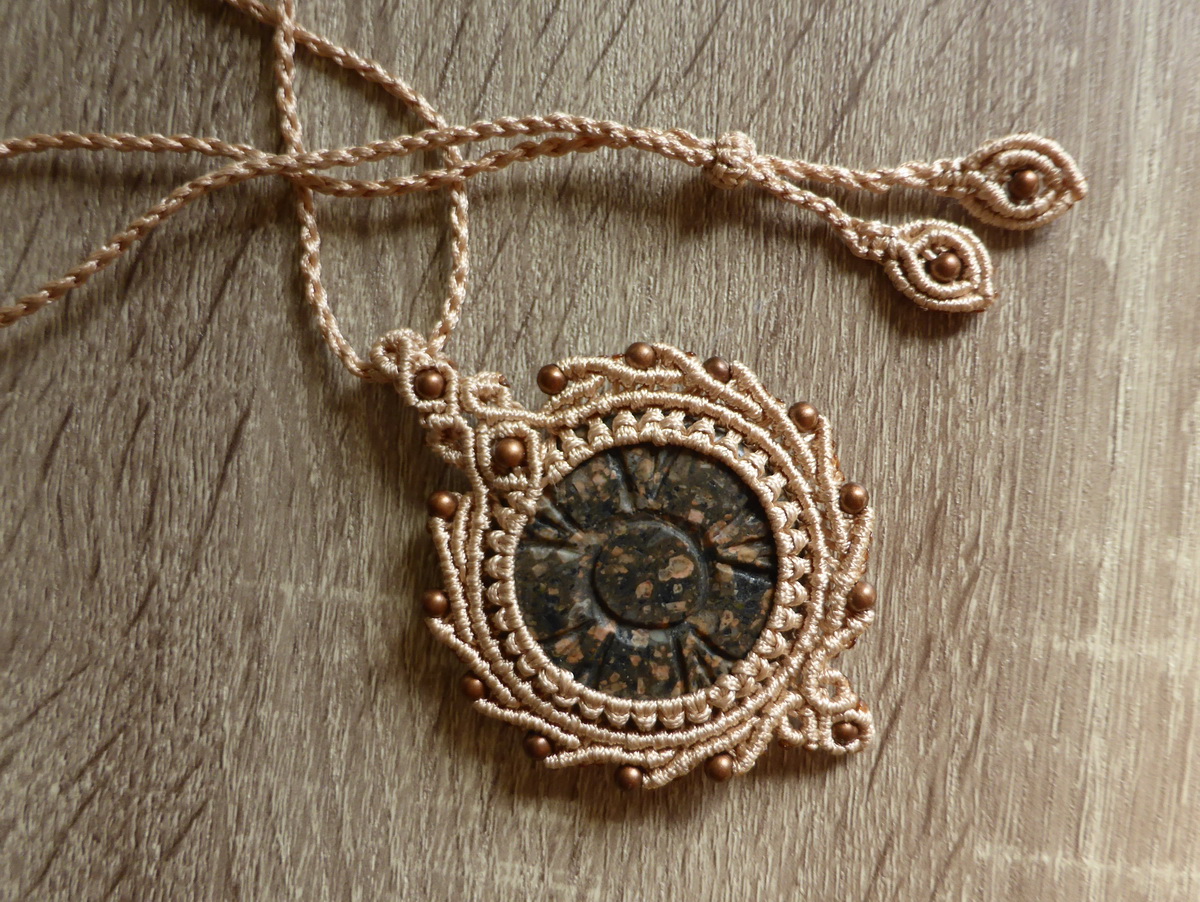 Kako se pravi mikro makrame bezel ogrlica?