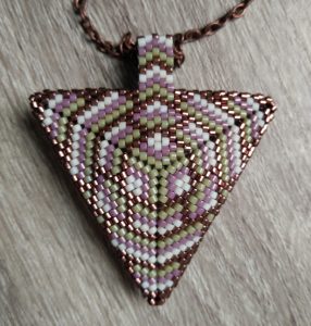 Višebojni pejote trougao